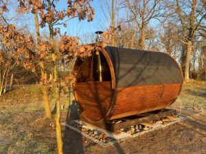 Outdoor barrel sauna (2)